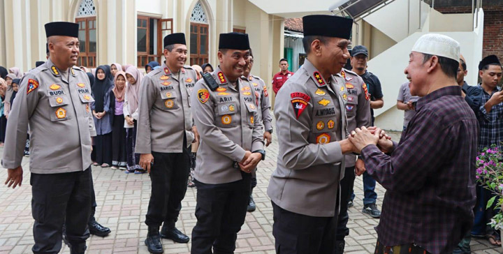 Kapolda Jabar, Irjen Pol. Dr. Akhmad Wiyagus, S.I.K, M.Si, M.M, dalam acara silaturahmi dengan jajaran Forkopimda Kabupaten Cirebon, Ulama, FKUB, KPU, Bawaslu, dan PWI, di Mapolresta Cirebon, Senin (5/6/2023)