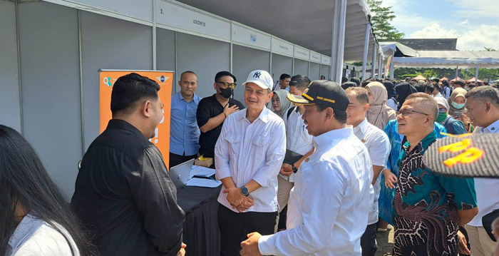 Lapang Upacara Belakang Setda Pusat Pemerintahan Sumedang (PPS) mendakan diserbu ribuan pencari kerja