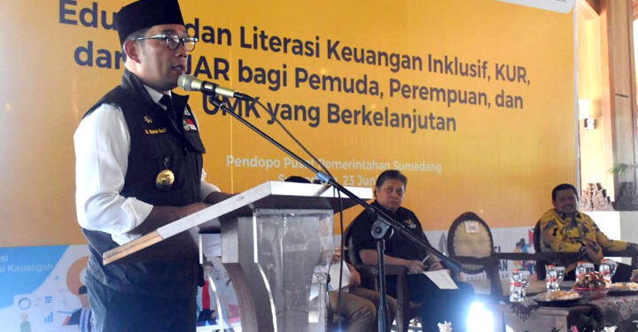 Gubernur Jabar, Ridwan Kamil saat menghadiri Edukasi dan Literasi Keuangan Inklusif KUR dan KEJAR bagi Pemuda, Perempuan dan UMK yang Berkelanjutan di Kabupaten Sumedang, bertempat di Pendopo PPS, Jumat (23/6).