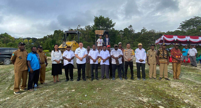 Penjabat (Pj.) Bupati Maybrat, Bernhard E. Rondonuwu menghadiri peningkatan pekerjaan pembangunan jalan di Aitinyo Tengah