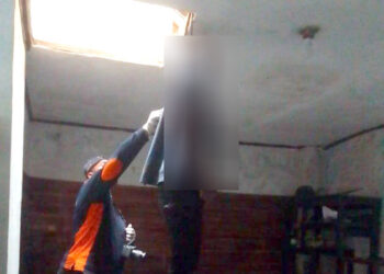 Sesosok mayat laki-laki ditemukan tewas diduga akibat gantung diri, di Dusun Cikondang, RT 005, RW 002, Desa Haurgombong, Kecamatan Pamulihan, Kabupaten Sumedang, Senin (17/7/2023)
