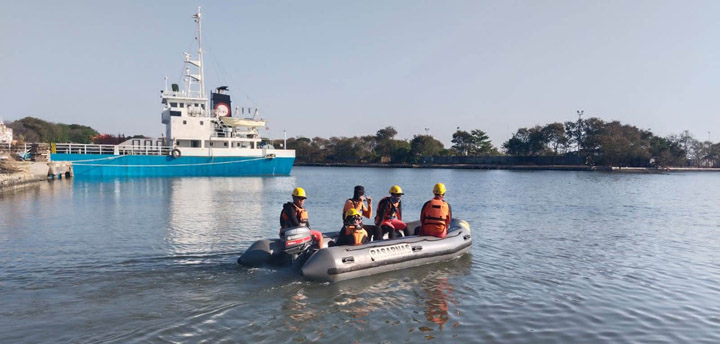 Tim SAR Gabungan masih melanjutkan pencarian terhadap 1 ABK (Anak Buah Kapal) Kapal Nelayan Bunga Jaya yang terbalik di Perairan Cirebon, Selasa (18/07) sekitar pukul 17.00 WIB