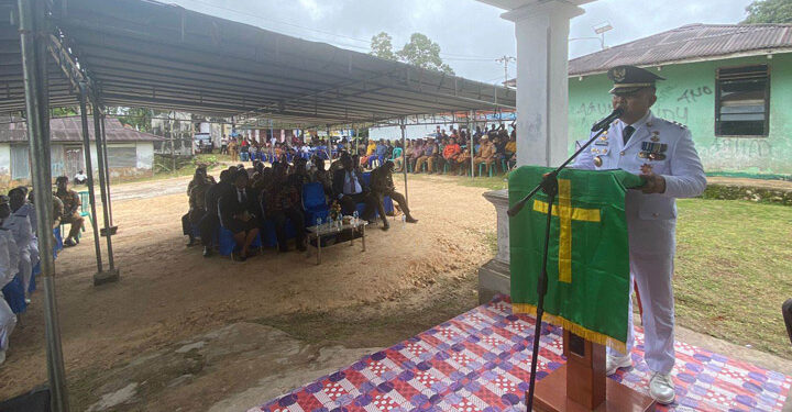 Pj. Bupati Maybrat, Bernhard E. Rondonuwu mengikuti upacara pemakaman Kepala Distrik Aitinyo Utara, Abner Asmuruf, SE