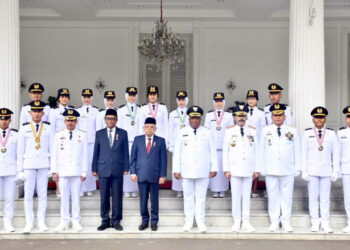 Foto bersama usai pelantikan 1.627 orang pamong praja muda lulusan IPDN angkatan XXX tahun 2023, di Kampus IPDN Jatinangor, Sumedang, Jawa Barat, Kamis (27/7/2023).