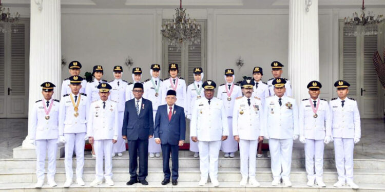 Foto bersama usai pelantikan 1.627 orang pamong praja muda lulusan IPDN angkatan XXX tahun 2023, di Kampus IPDN Jatinangor, Sumedang, Jawa Barat, Kamis (27/7/2023).