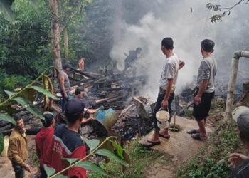 Sebuah rumah bilik berukuran 4 X 6 meter di Kampung Cikoneng 1, RT 01, RW 01, Desa Cibiru Wetan, Kecamatan Cileunyi, Kabupaten Bandung ludes dilalap Si Jago Merah