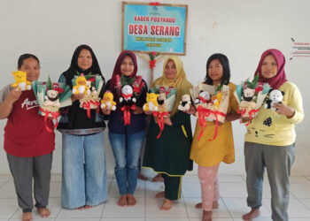 Kader Posyandu Kasih Ibu 2, di Dusun Serang, RT 01, RW 03, Desa Serang, Kecamatan Cimalaka, Kabupaten Sumedang menunjukan menghasilkan kerajinan boneka dari limbah konveksi. (Foto: Istimewa)