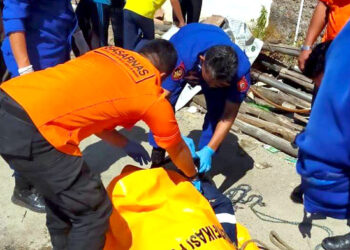 Tim SAR Gabungan menerima informasi dari nelayan, ada penemuan jenazah di Perairan Karang Reja yang diduga merupakan 1 POB kapal nelayan Bunga Jaya yang hilang