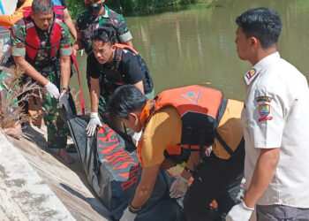 Sesosok mayat ditemukan mengambang di Bendungan Cekdam Unpad, Dusun Gentramanah, RT 01, RW 02, Desa Hegarmanah, Kecamatan Jatinangor, Sumedang