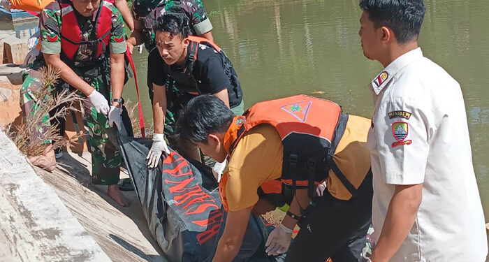 Sesosok mayat ditemukan mengambang di Bendungan Cekdam Unpad, Dusun Gentramanah, RT 01, RW 02, Desa Hegarmanah, Kecamatan Jatinangor, Sumedang
