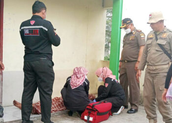 Satpol PP Sumedang Tangani Laporan Warga Tergeletak di Pinggir Jalan