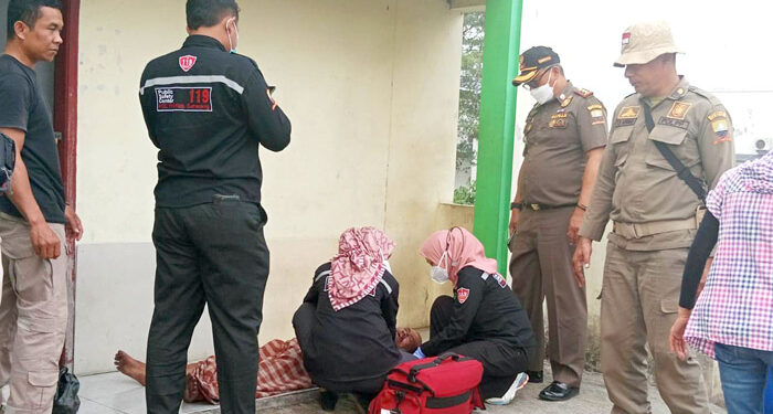Satpol PP Sumedang Tangani Laporan Warga Tergeletak di Pinggir Jalan