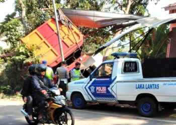 Sebuah truk pengangkut batu bara nomor polisi D 9817 AE menabrak sebuah rumah dan menyerempet motor di Jalan Ir. Soekarno Jatinangor