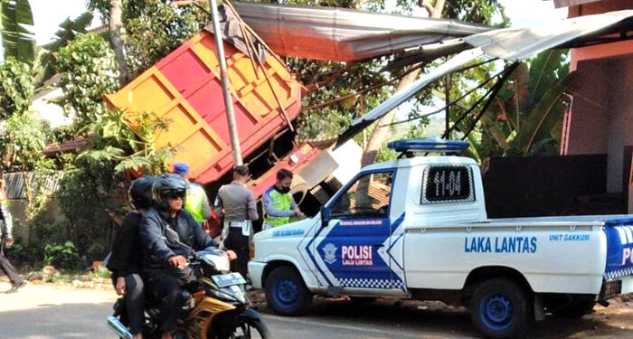 Sebuah truk pengangkut batu bara nomor polisi D 9817 AE menabrak sebuah rumah dan menyerempet motor di Jalan Ir. Soekarno Jatinangor