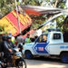 Sebuah truk pengangkut batu bara nomor polisi D 9817 AE menabrak sebuah rumah dan menyerempet motor di Jalan Ir. Soekarno Jatinangor