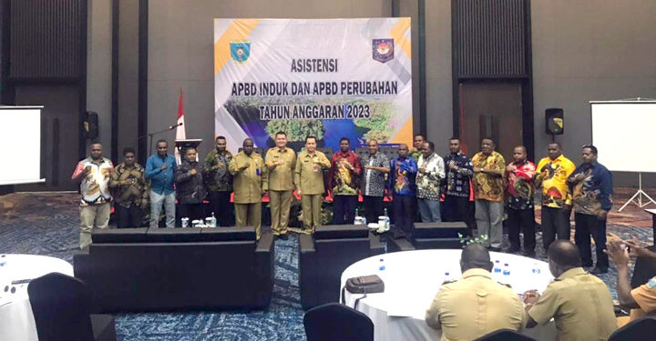 Pj. Bupati Maybrat, Bernhard E. Rondonuwu mengikuti Asistensi APBD Induk dan APBD Perubahan tahun anggaran 2023, di Hotel Aston, Selasa (15/8/2023).