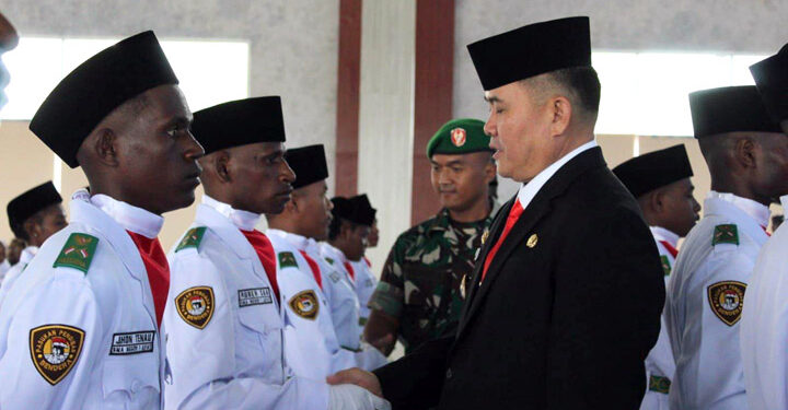 Pj. Bupati Maybrat, Bernhard E. Rondonuwu memimpin upacara Pengukuhan Pasuka Pengibar Bendera (Paskibra) Merah Putih Kabupaten Maybrat tahun 2023