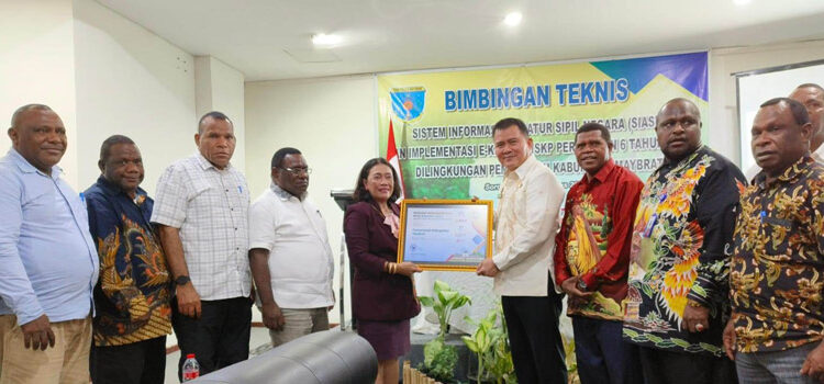 Penjabat (Pj.) Bupati Maybrat, Bernhard E. Rondonuwu menerima penghargaan dari Kakanreg wilayah XIV, Hardianawati
