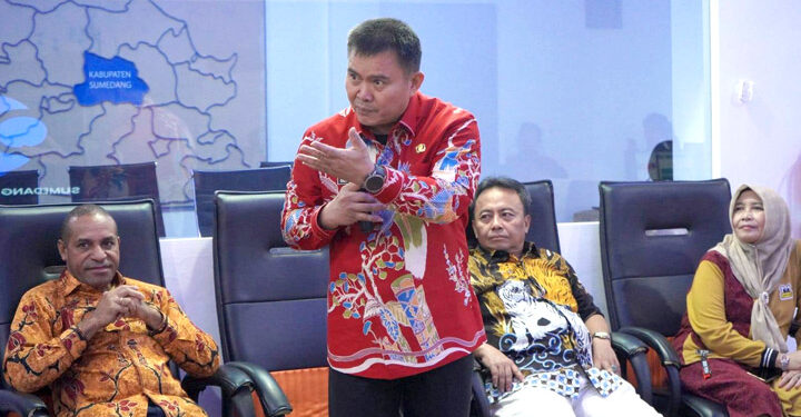 Pj. Bupati Maybrat, Bernhard Eduard Rondonuwu saat melakukan kunjungan kerja ke Kabupaten Sumedang