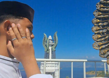 40 orang yang terdiri dari Forum Koordinasi Kecamatan Jatigede, tokoh agama dan masyarakat secara serentak mengumandangkan adzan di kawasan Menara Kujang Sapasang Jatigede