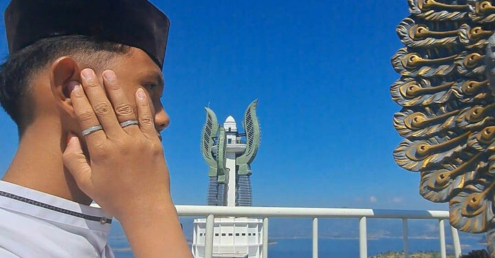 40 orang yang terdiri dari Forum Koordinasi Kecamatan Jatigede, tokoh agama dan masyarakat secara serentak mengumandangkan adzan di kawasan Menara Kujang Sapasang Jatigede