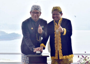Gubernur Jawa Barat M. Ridwan Kamil dan Bupati Sumedang H. Donny Ahmad Munir menekan tombol khusus pertanda diresmikannya Menara Kujang Sapasang