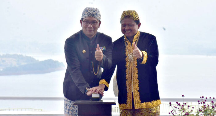 Gubernur Jawa Barat M. Ridwan Kamil dan Bupati Sumedang H. Donny Ahmad Munir menekan tombol khusus pertanda diresmikannya Menara Kujang Sapasang