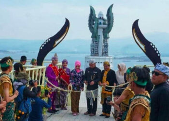 Gubernur Jawa Barat, M. Ridwan Kamil saat meresmikan Menara Kujang Sapasang di Panenjoan, Desa Jemaah, Kecamatan Jitigede, Minggu, (13/8/2023).