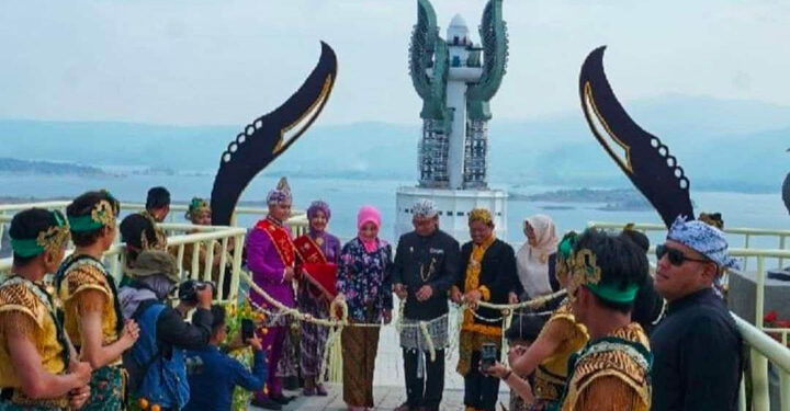 Gubernur Jawa Barat, M. Ridwan Kamil saat meresmikan Menara Kujang Sapasang di Panenjoan, Desa Jemaah, Kecamatan Jitigede, Minggu, (13/8/2023).