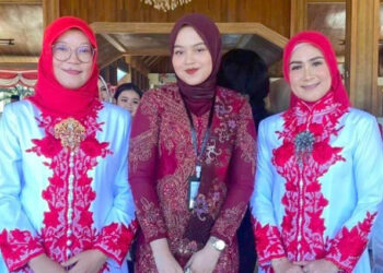 Nabila Maydini Putri (tengah) bersama Istri Bupati Sumedang dan Istri Wakil Bupati Sumedang