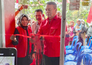 Anggota DPR RI dari Fraksi PDI Perjuangan, Mayjen (Purn) Tubagus Hasanudin (TB. Hasanudin), bersama Wakil Ketua DPRD Provinsi Jabar Ineu Purwadewi Sundari memberikan bantuan rutilahu kepada Wa Epon