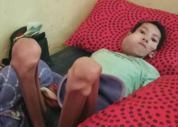 Sri Nurwanti hanya bisa berbaring lemah akibat penyakit tumor