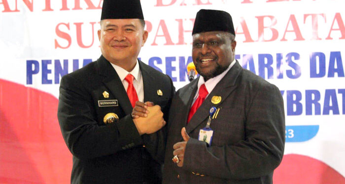 Pj. Bupati Maybrat, Bernhard E. Rondonuwu dan Pj. Sekretaris Daerah kabupaten Maybrat, Ferdinandus Taa