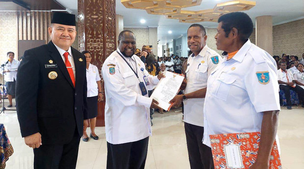 Pj. Bupati Maybrat, Bernhard E. Rondonuwu disela pelantikan kepala puskesmas