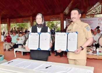 Bupati Purwakarta, Anne Ratna Mustika (kiri) bersama Rektor IPDN, Hadi Prabowo. Kabupaten Purwakarta terpilih menjadi tempat pelaksanaan Bhakti Karya Praja (BKP) satuan praja utama IPDN