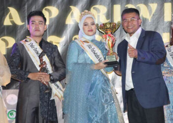 Nabila Maydini Putri menerima piala sebagai juara ke 1 Duta Pariwisata Sumedang pada malam Grand Final di Graha Insun Medal (GIM) Sumedang Jawa Barat (Jabar), Sabtu (2/9/2023).