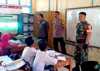 Babinsa dan Bhabingkamtibmas Tanjungsari melakukan anjangsana ke sekolah dalam rangka mensosialisasikan pencegahan kasus perundungan