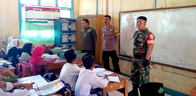 Babinsa dan Bhabingkamtibmas Tanjungsari melakukan anjangsana ke sekolah dalam rangka mensosialisasikan pencegahan kasus perundungan