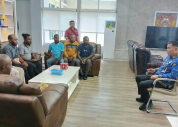 Pj. Bupati Maybrat, Bernhard E. Rondonuwu menerima kunjungan Kelompok Generasi Muda Aifat Timur, di kantor bupati, Selasa (17/10/2023).