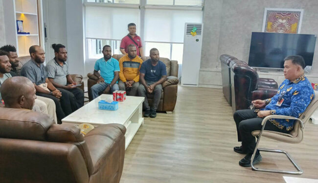 Pj. Bupati Maybrat, Bernhard E. Rondonuwu menerima kunjungan Kelompok Generasi Muda Aifat Timur, di kantor bupati, Selasa (17/10/2023).