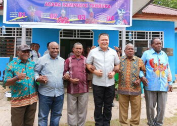 Pj. Bupati Maybrat, Bernhard E. Rondonuwu menyusuri ujung kampung guna meninjau langsung pelaksanaan Pemilihan Kepala Kampung (Pilkampung) di Kabupaten Maybrat