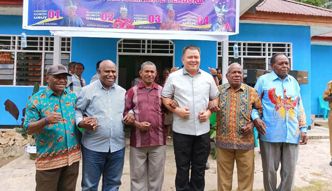Pj. Bupati Maybrat, Bernhard E. Rondonuwu menyusuri ujung kampung guna meninjau langsung pelaksanaan Pemilihan Kepala Kampung (Pilkampung) di Kabupaten Maybrat