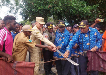 Pj. Bupati Maybrat, Dr. Bernhard E. Rondonuwu S. Sos., M.Si., membuka atau meresmikan proyek jalan Tahsimara-Fuok, Senin (2/10/2023)
