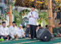 Pj. Bupati Sumedang, Herman Suryatman menjadi dirigen lagu kebangsaan pada acara Maulid Akbar Nabi Muhammad SAW di Ponpes Asy Syifa Wal Mahmudiyah Simpang, Kecamatan Pamulihan, Minggu (1/10/2023).