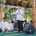 Pj. Bupati Sumedang, Herman Suryatman menjadi dirigen lagu kebangsaan pada acara Maulid Akbar Nabi Muhammad SAW di Ponpes Asy Syifa Wal Mahmudiyah Simpang, Kecamatan Pamulihan, Minggu (1/10/2023).