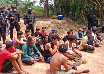 FT; Masyarakat di tiga desa yang tergabung dalam pasukan merah saat diamankan satuan Brimob Polda Kalimantan Tengah