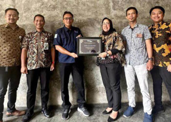 BPJS Ketenagakerjaan Kabupaten Sumedang bersama PT. Hasna Jaya Sejahtera menyerahkan piagam CSR secara simbolis kepada pekerja rentan di lingkungan Hasna, Kamis (09/11/2023).