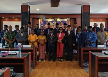 Penjabat (Pj) Bupati Maybrat, Dr. Brenhard E. Rondonuwu S.Sos, M.Si menghadiri Rapat Paripurna Istimewa Dewan Perwakilan Rakyat Kabupaten Maybrat (DPRK), Rabu (29/11/2023)