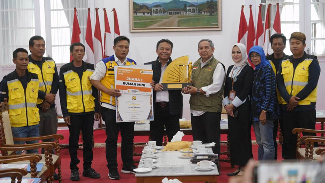 Pj. Bupati Sumedang, Herman Suryatman menerima silaturahmi dari 5 orang tenaga kerja konstruksi asal Kabupaten Sumedang yang meraih Juara I Pembangunan Rumah Mini Tingkat Nasional pada ajang Lomba Konstruksi Indonesia 2023