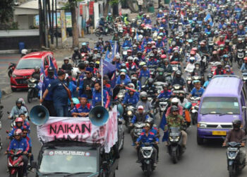 Aksi buruh dalam mengawal penetapan UMK tahun 2024 di Jawa Barat. (Foto: Istimewa)
